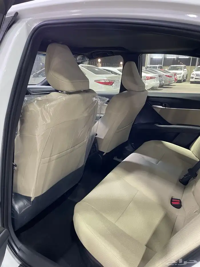 تويوتا كامري E بلص هايبرد ابيض موديل 2025 8