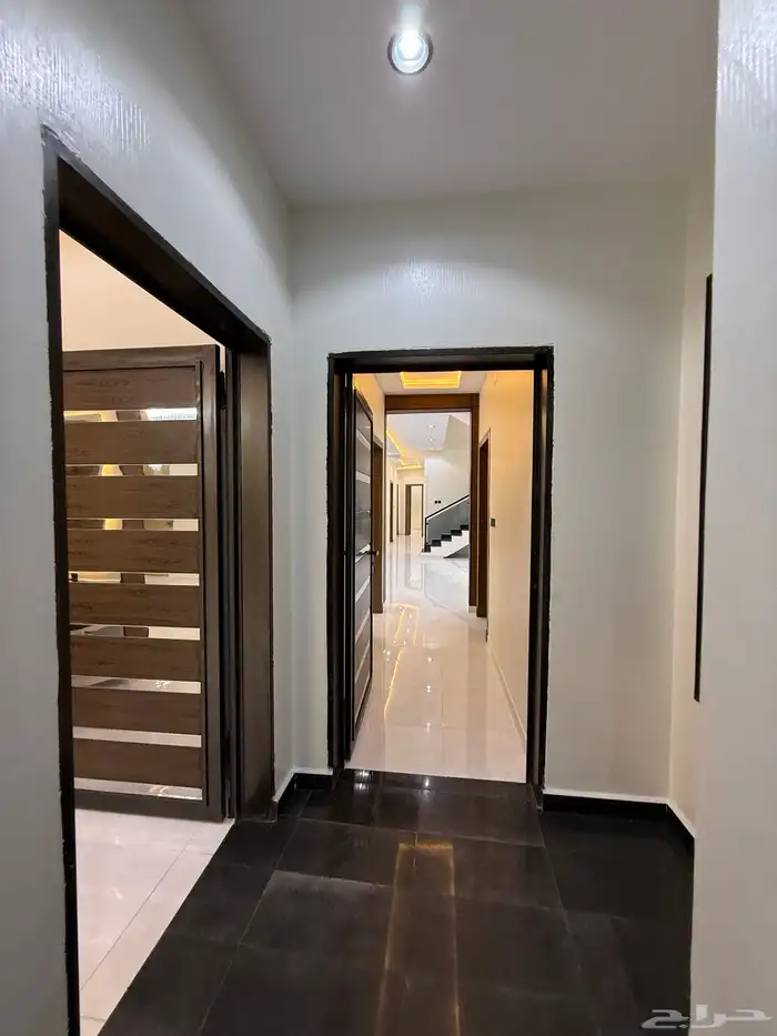 للبيع روف علوي بدرج داخلى وخارجى بحى الراقى شرق خميس مشيط 3