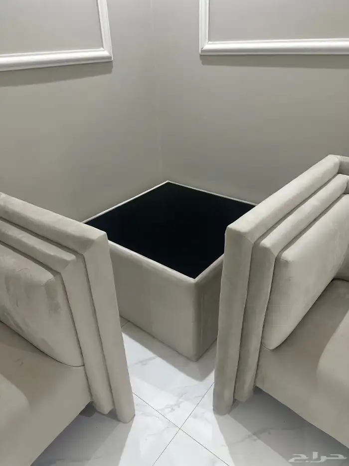 كنب شبه جديد مع طاوله 1