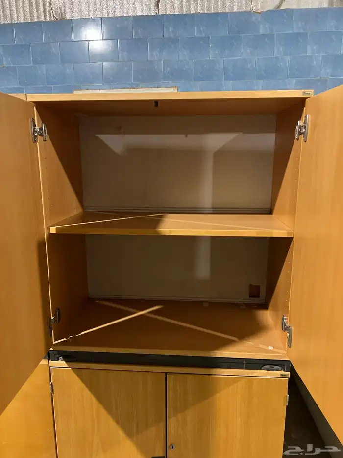 مكتب ورفرف ودواليب وسرير 3