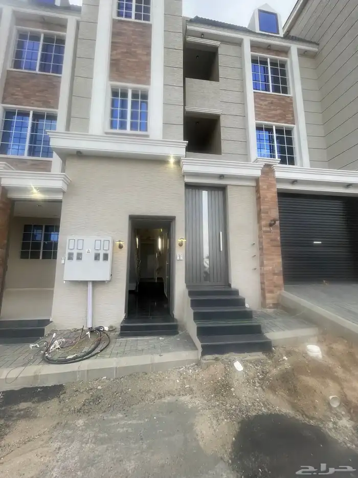 للبيع ادوار ارضيه ودوار علويه تشطيب ممتاز خلف المعارض 18