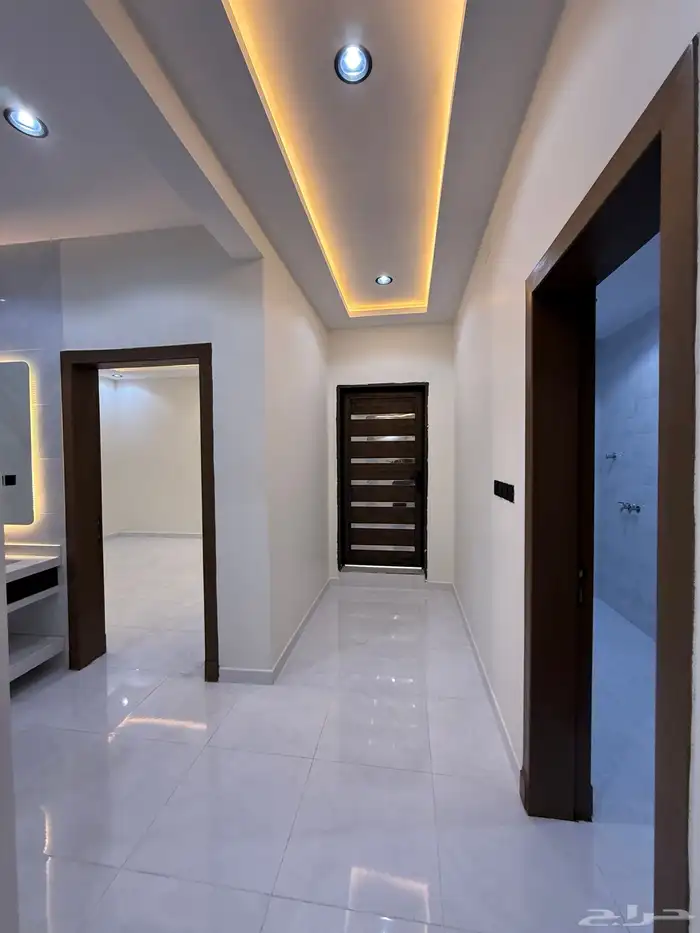 للبيع روف علوي بدرج داخلى وخارجى بحى الراقى شرق خميس مشيط 29