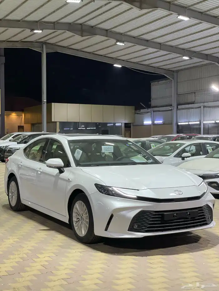 تويوتا كامري E بلص هايبرد ابيض موديل 2025 2