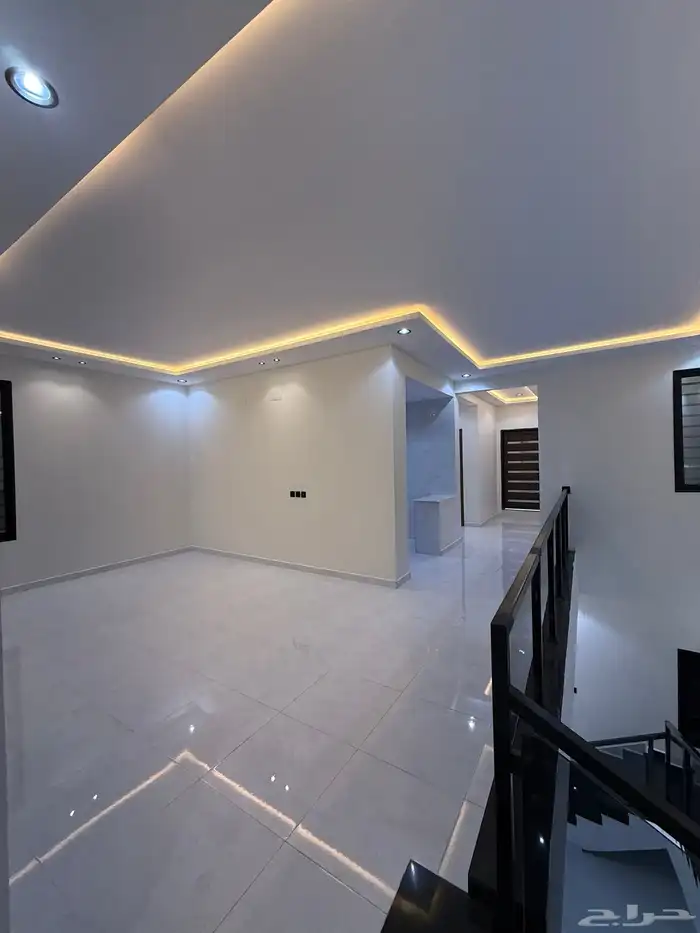 للبيع روف علوي بدرج داخلى وخارجى بحى الراقى شرق خميس مشيط 21