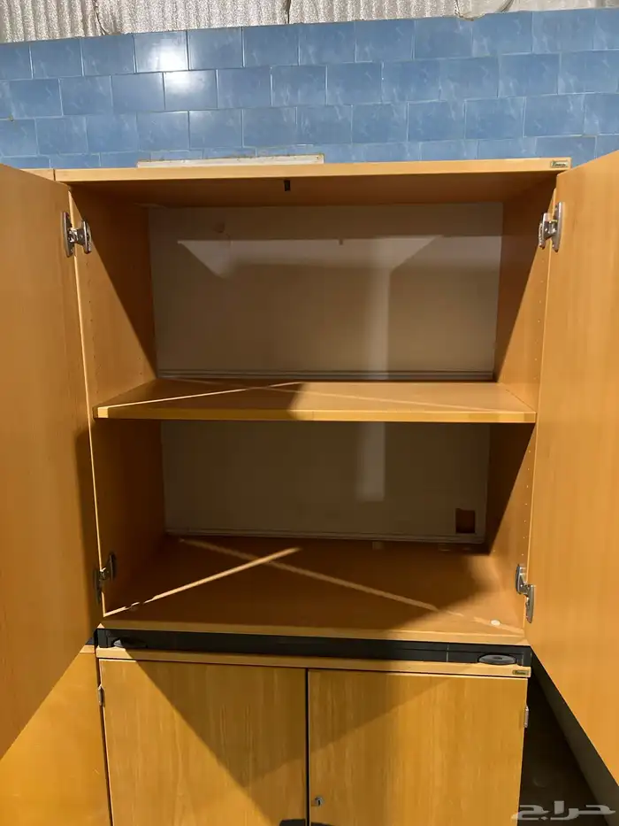 مكتب ورفرف ودواليب وسرير 2