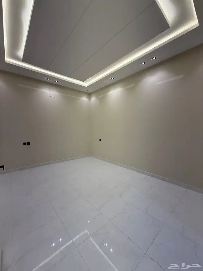 للبيع ارواف علويه وشقق ارضيه تشطيب فندقي ف شمال الخميس 15