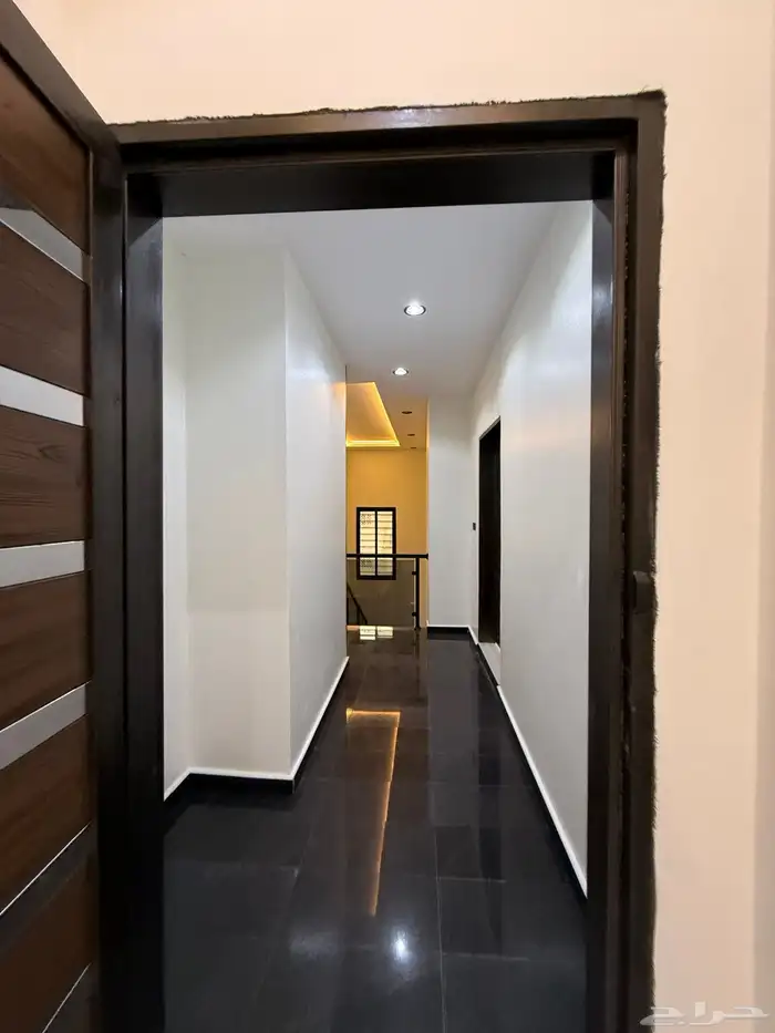 للبيع روف علوي بدرج داخلى وخارجى بحى الراقى شرق خميس مشيط 37