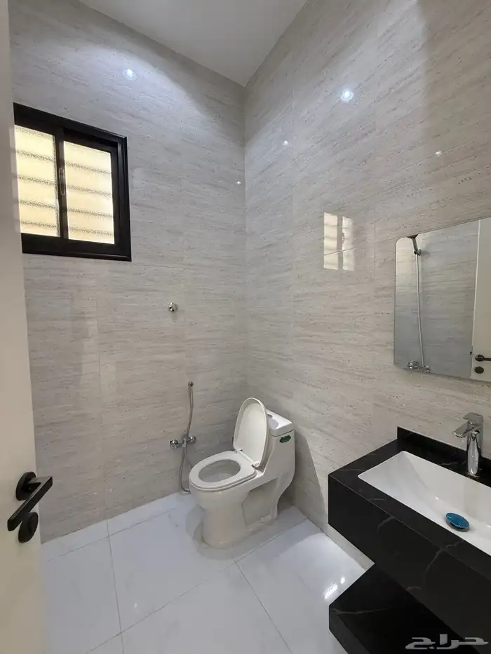 للبيع ارواف علويه وشقق ارضيه تشطيب فندقي ف شمال الخميس 43