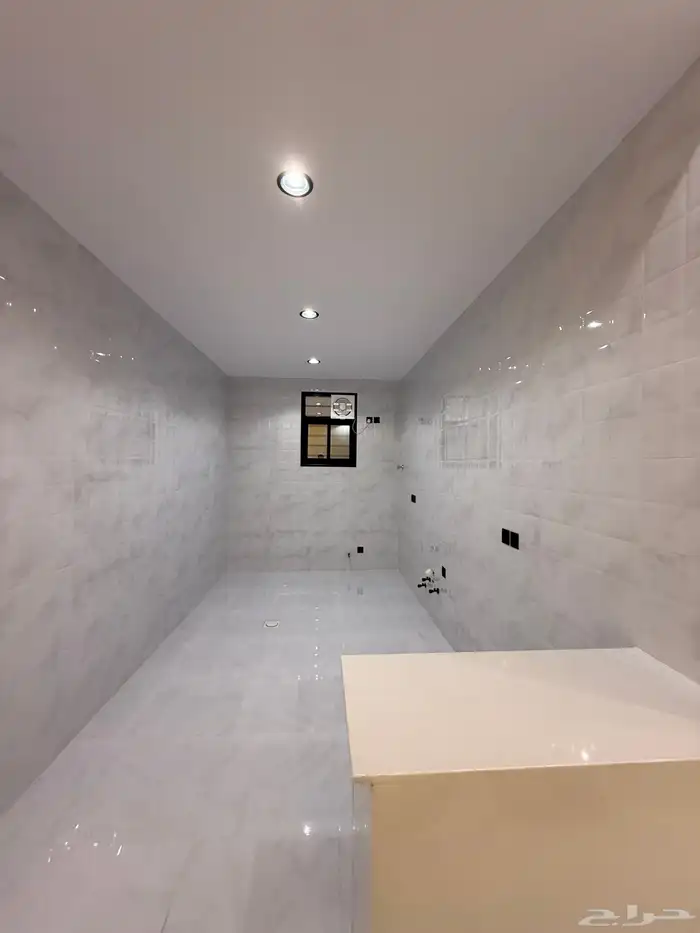 للبيع روف علوي بدرج داخلى وخارجى بحى الراقى شرق خميس مشيط 35