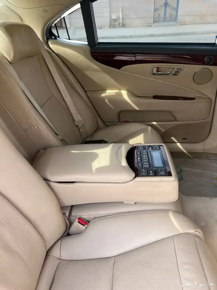 للبيع او البدل لكزس LS460L مخزن ممشي 53000 13