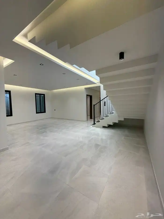 للبيع ارواف علويه بملحق وشقق ارضيه ببايكة سيارة ف حي الوسام 32