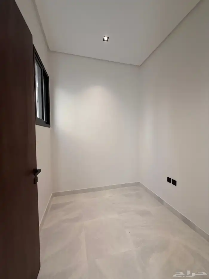 للبيع ارواف علويه بملحق وشقق ارضيه ببايكة سيارة ف حي الوسام 49