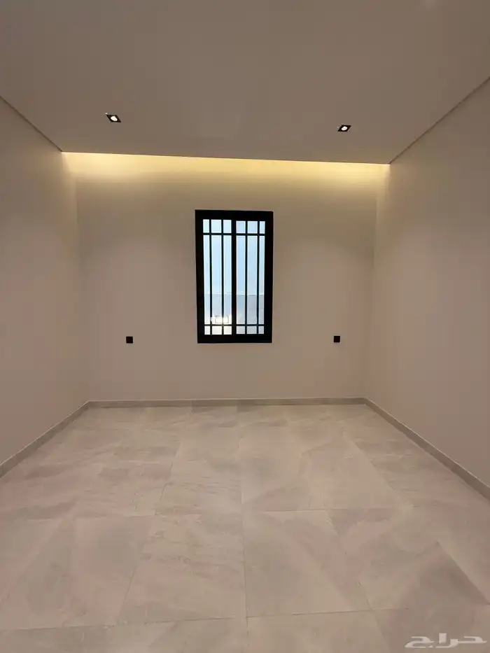 للبيع ارواف علويه بملحق وشقق ارضيه ببايكة سيارة ف حي الوسام 10