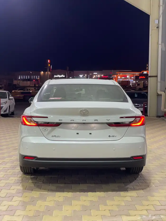 تويوتا كامري E بلص هايبرد ابيض موديل 2025 4