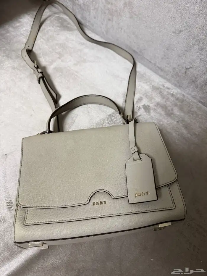 حقيبه نسائيه ماركة DkNy مستخدمة 0