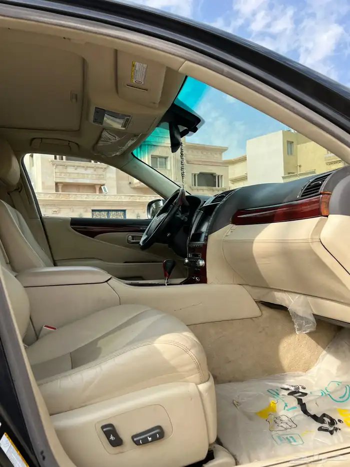 للبيع او البدل لكزس LS460L مخزن ممشي 53000 8