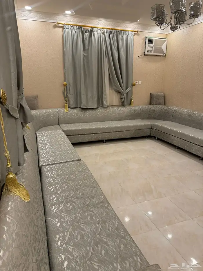 كنب بدون مراكي وستائر مع الطاولات 1