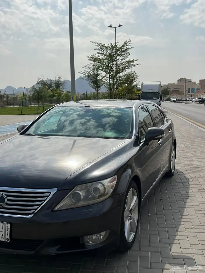 للبيع او البدل لكزس LS460L مخزن ممشي 53000 4