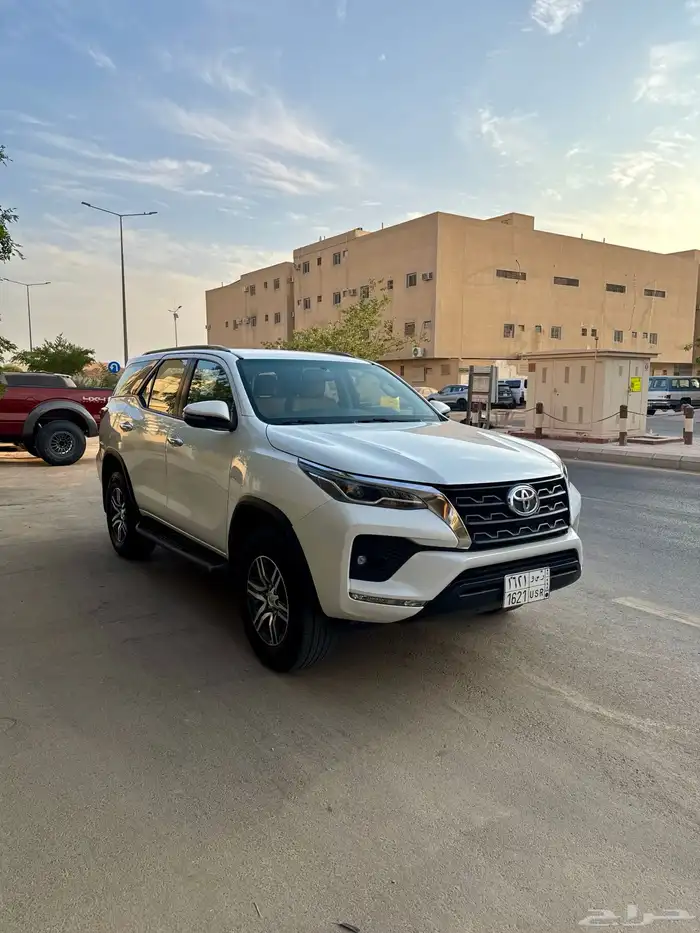 فورشنر 2023م 6 سلندر فئة VX1 8