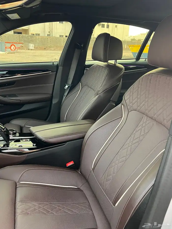 BMW M550i xDrive 2023 4