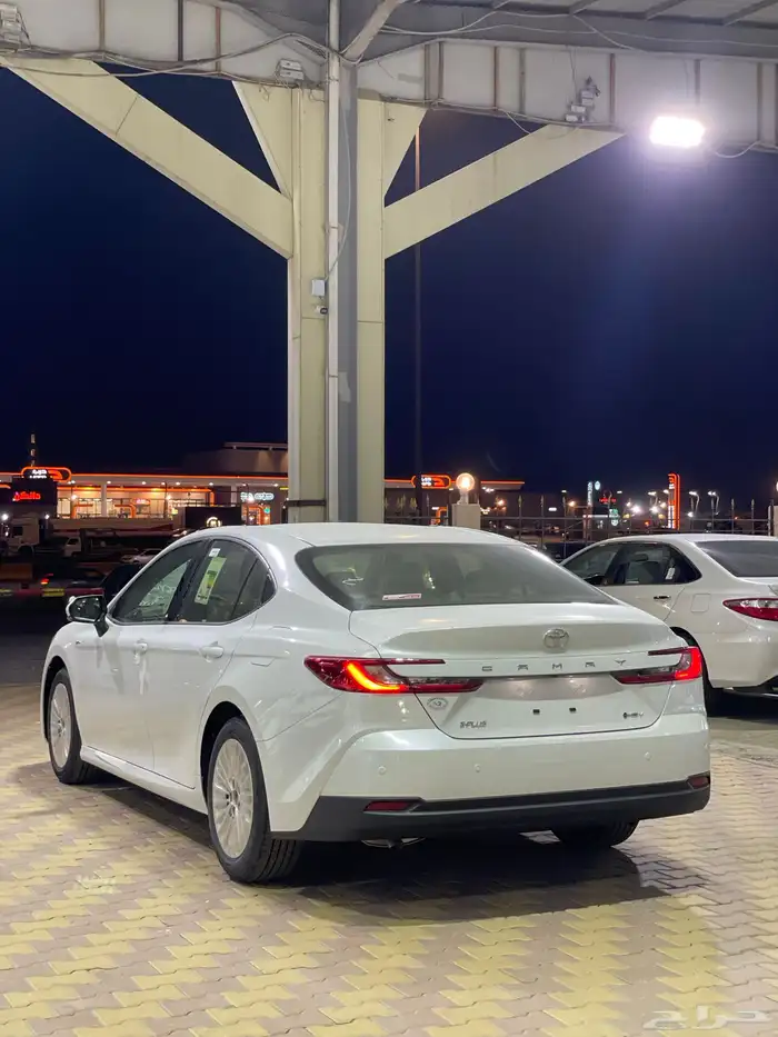 تويوتا كامري E بلص هايبرد ابيض موديل 2025 5