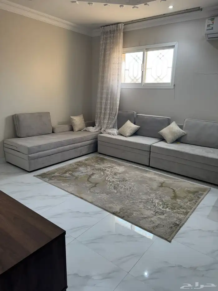 مجلس بتصميم امريكي وطاولة تلفزيون 0