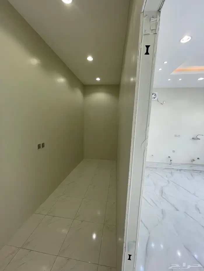 فله للبيع تندحه خلف المرور دورين وملحق 20