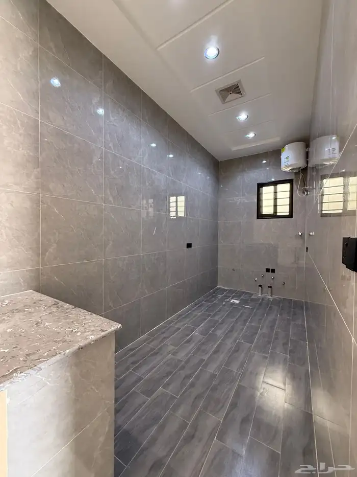 للبيع ارواف علويه وشقق ارضيه تشطيب فندقي ف شمال الخميس 40