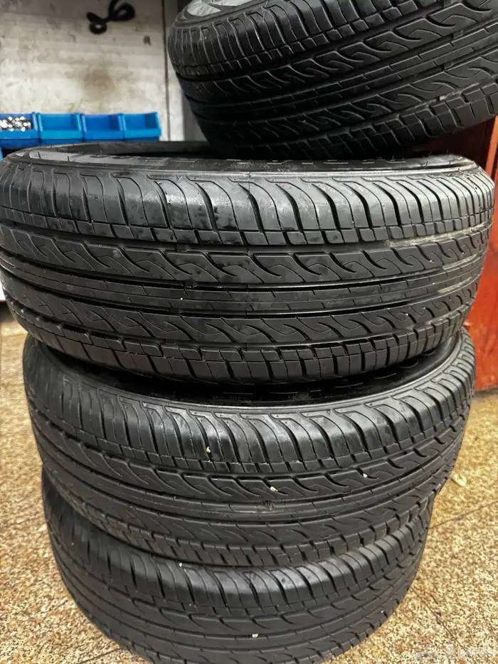 جنوط مع كفرات نظيف 195 65 15 0