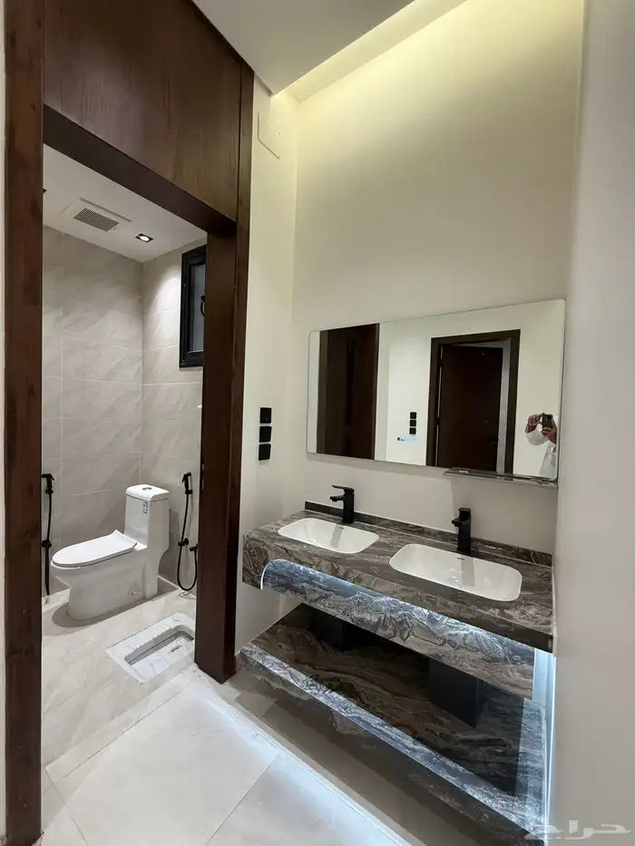 للبيع ارواف علويه بملحق وشقق ارضيه ببايكة سيارة ف حي الوسام 16