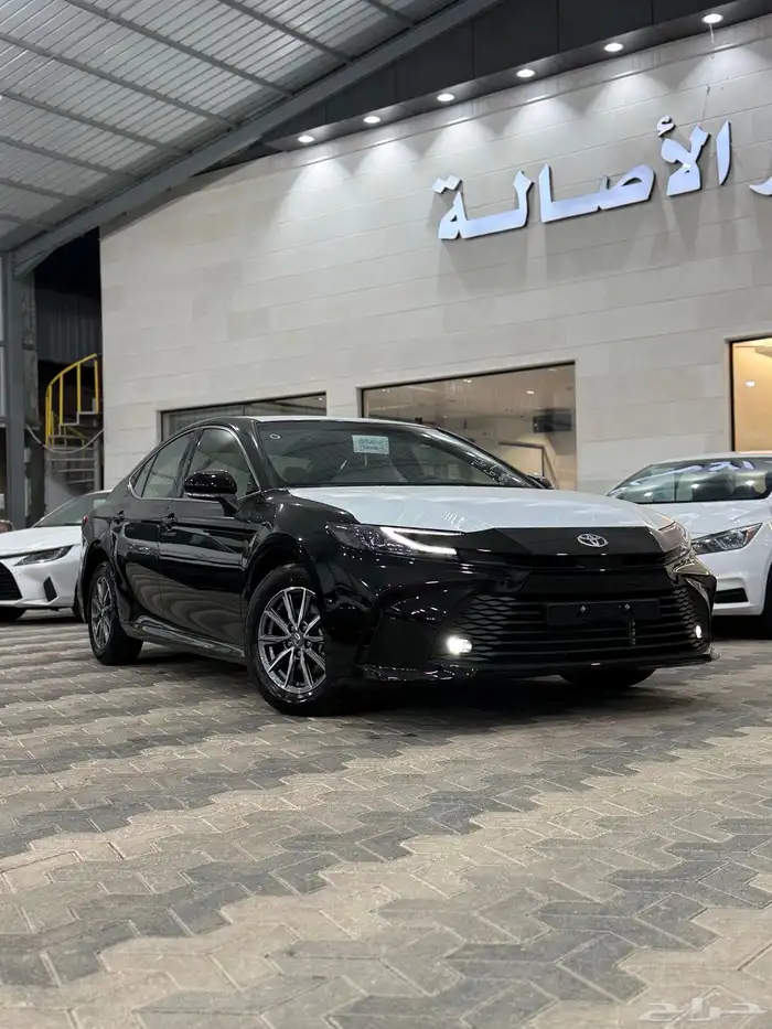 تويوتا كامري 2025 E بنزين اصفار اللون اسود 3