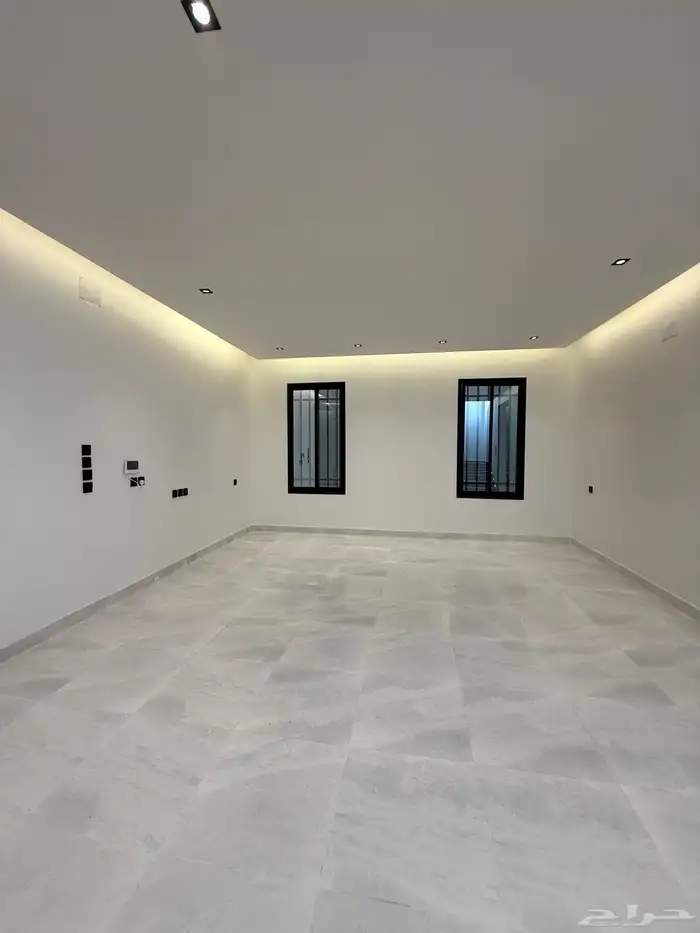 للبيع ارواف علويه بملحق وشقق ارضيه ببايكة سيارة ف حي الوسام 33