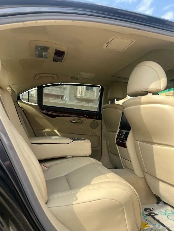 للبيع او البدل لكزس LS460L مخزن ممشي 53000 12