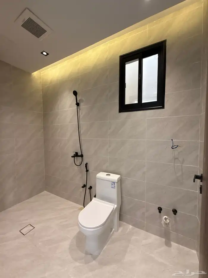 للبيع ارواف علويه بملحق وشقق ارضيه ببايكة سيارة ف حي الوسام 46