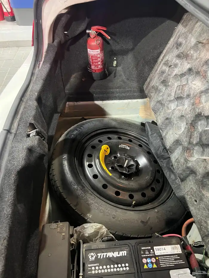 للبيع تشارجر2009 نظيف 17