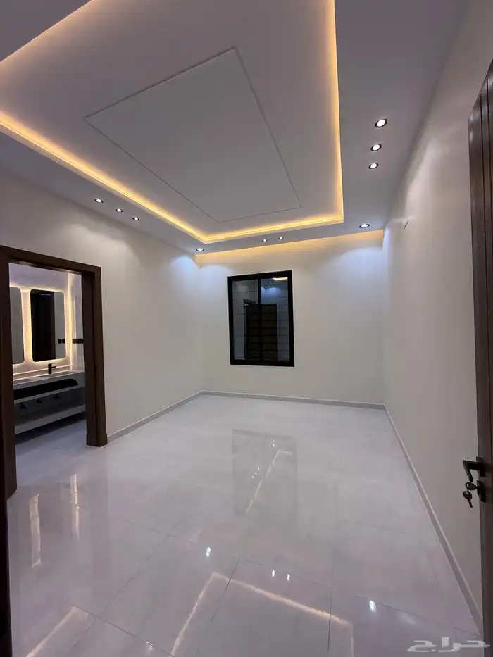 للبيع روف علوي بدرج داخلى وخارجى بحى الراقى شرق خميس مشيط 11