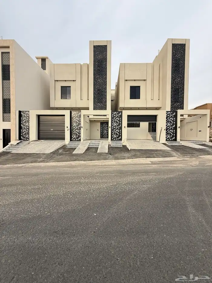 للبيع ارواف علويه بملحق وشقق ارضيه ببايكة سيارة ف حي الوسام 1