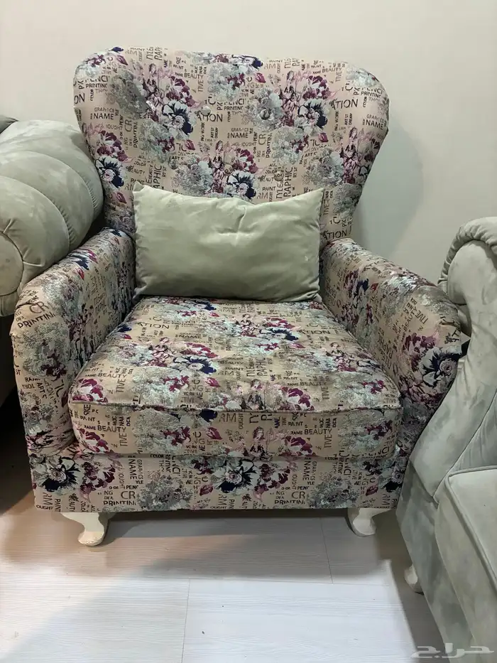 كنب اخضر ومشجر بحالة جيده استعمال بسيط ب500 ريال قابل 0