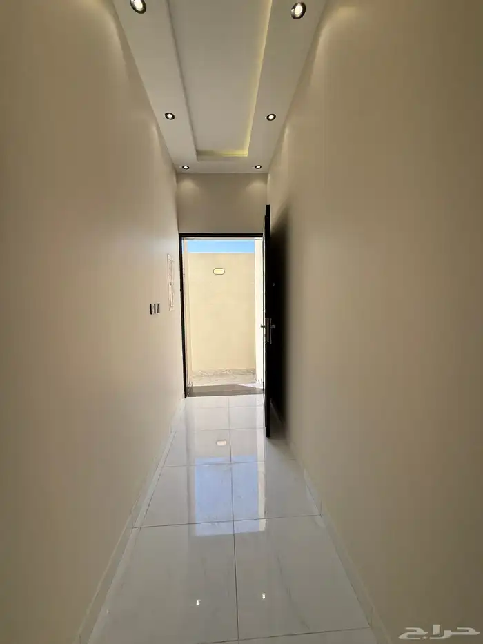 للبيع ارواف علويه وشقق ارضيه تشطيب فندقي ف شمال الخميس 10