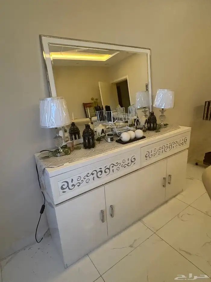 طقم طاوله طعام من 8كراسي. ودولاب طويل وبوفيه 2000 ريال. 2