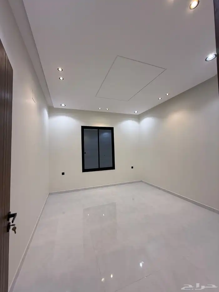 للبيع روف علوي بدرج داخلى وخارجى بحى الراقى شرق خميس مشيط 15