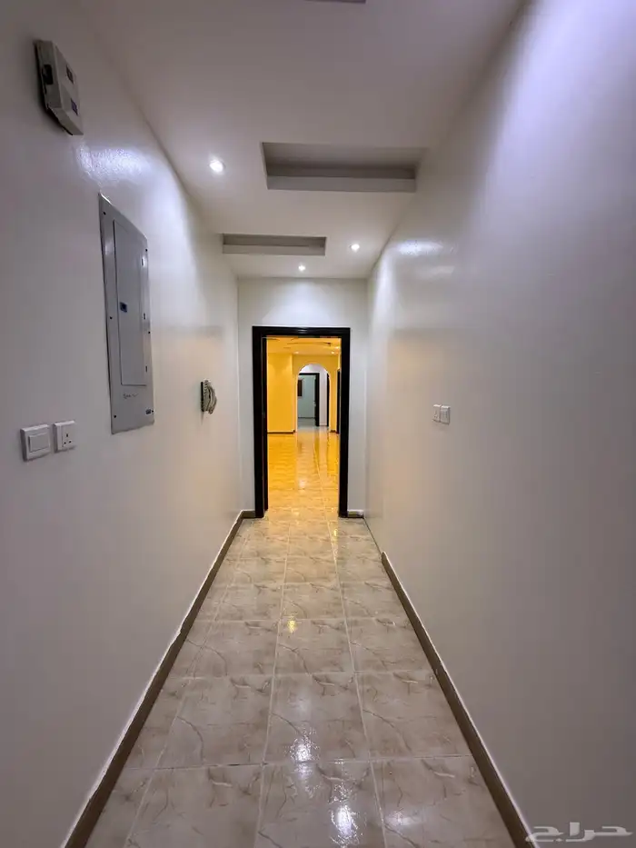 شقة غير مفروشة بلاط 3 غرف و صالة في جدة 2