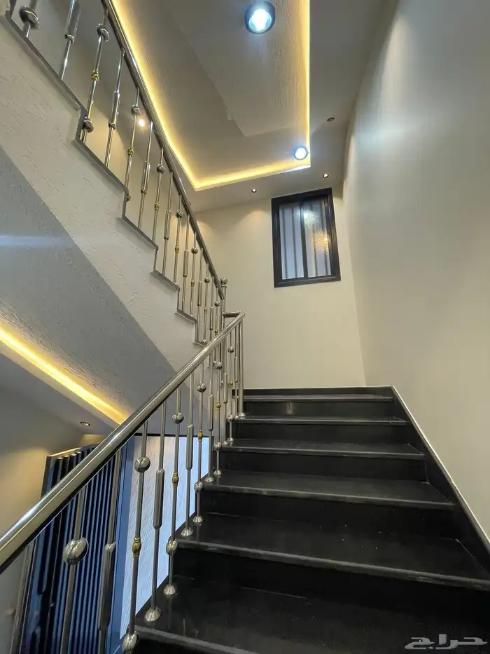 للبيع شقق علويه تشطب ممتاز بمصعد جاهز وسطح خاص بحي الراقي 3