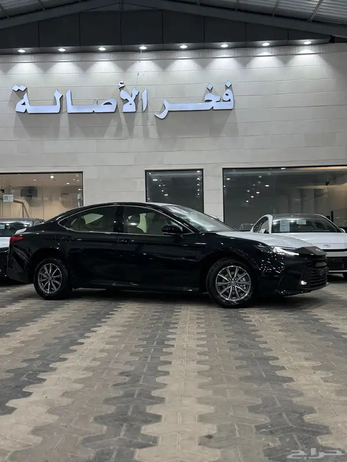 تويوتا كامري 2025 E بنزين اصفار اللون اسود 2