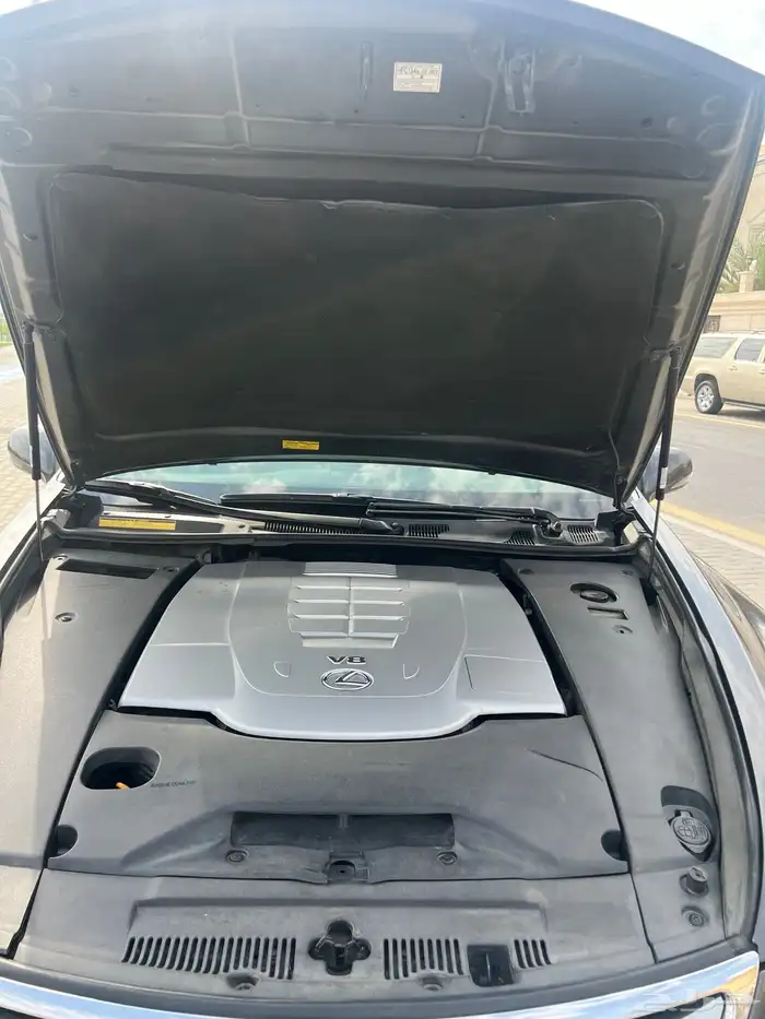 للبيع او البدل لكزس LS460L مخزن ممشي 53000 17