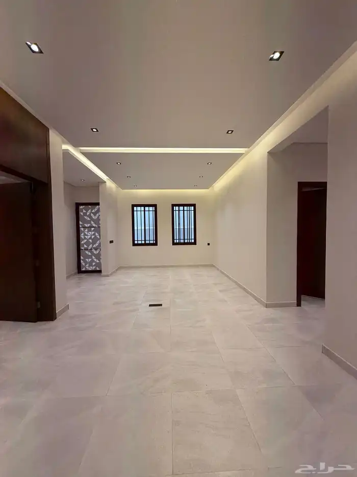 للبيع ارواف علويه بملحق وشقق ارضيه ببايكة سيارة ف حي الوسام 12