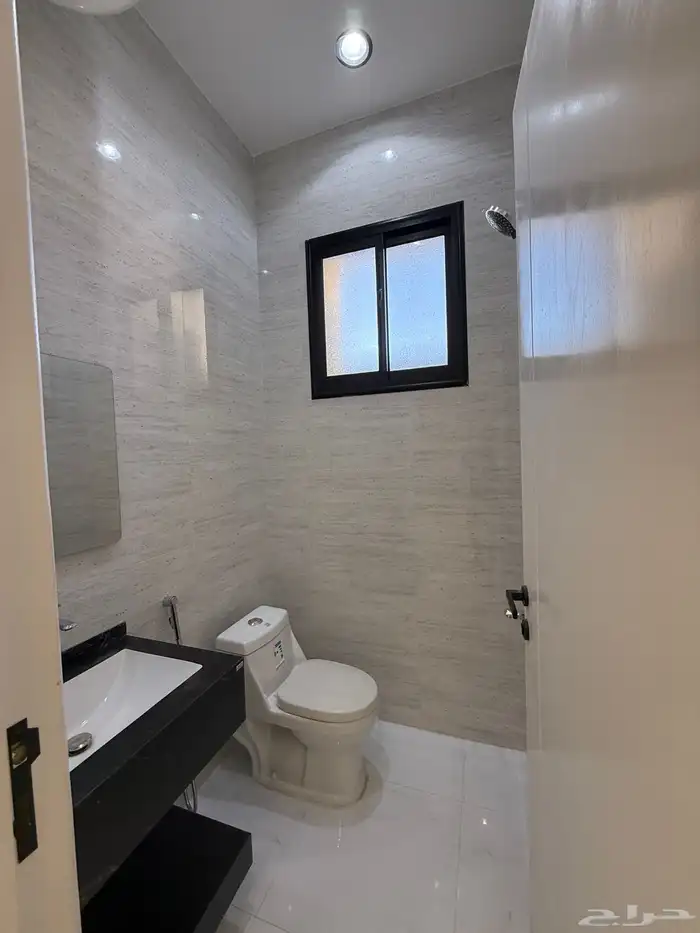 للبيع ارواف علويه وشقق ارضيه تشطيب فندقي ف شمال الخميس 17