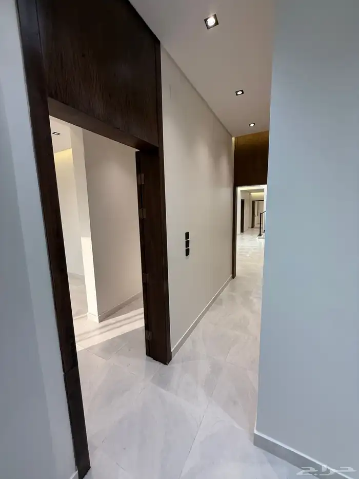 للبيع ارواف علويه بملحق وشقق ارضيه ببايكة سيارة ف حي الوسام 28