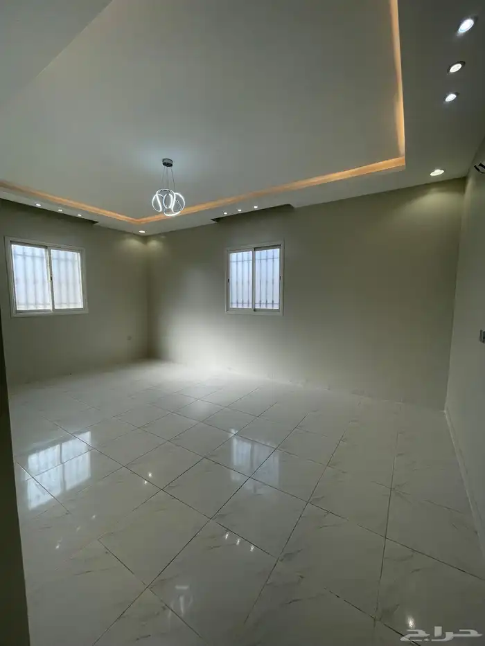 فله للبيع تندحه خلف المرور دورين وملحق 15