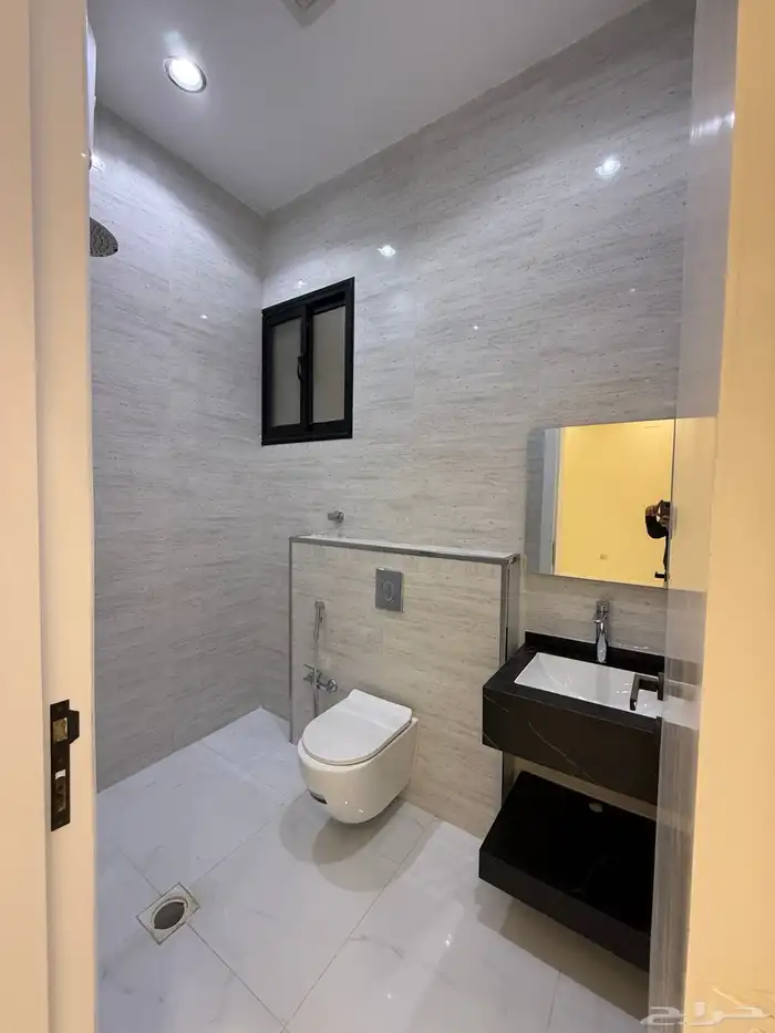 للبيع ارواف علويه وشقق ارضيه تشطيب فندقي ف شمال الخميس 16